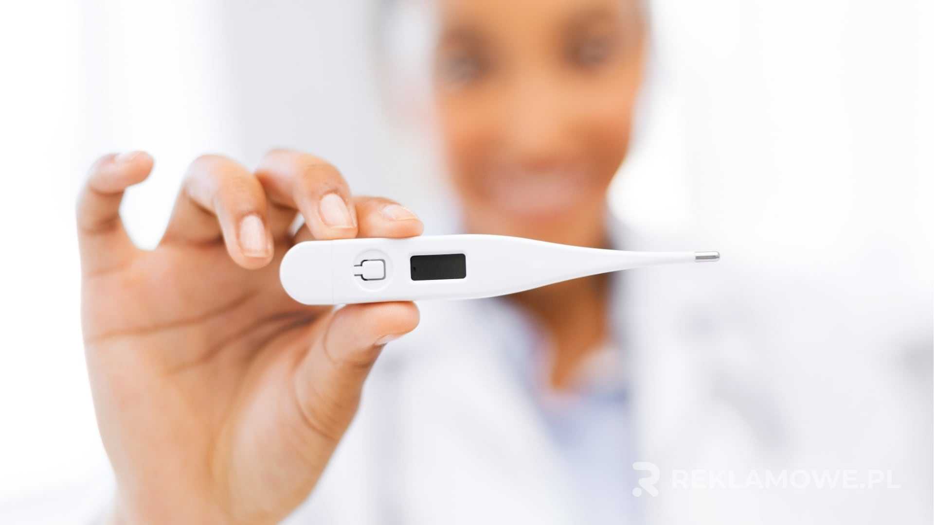 Ekologiczny termometr reklamowy wśród zieleni