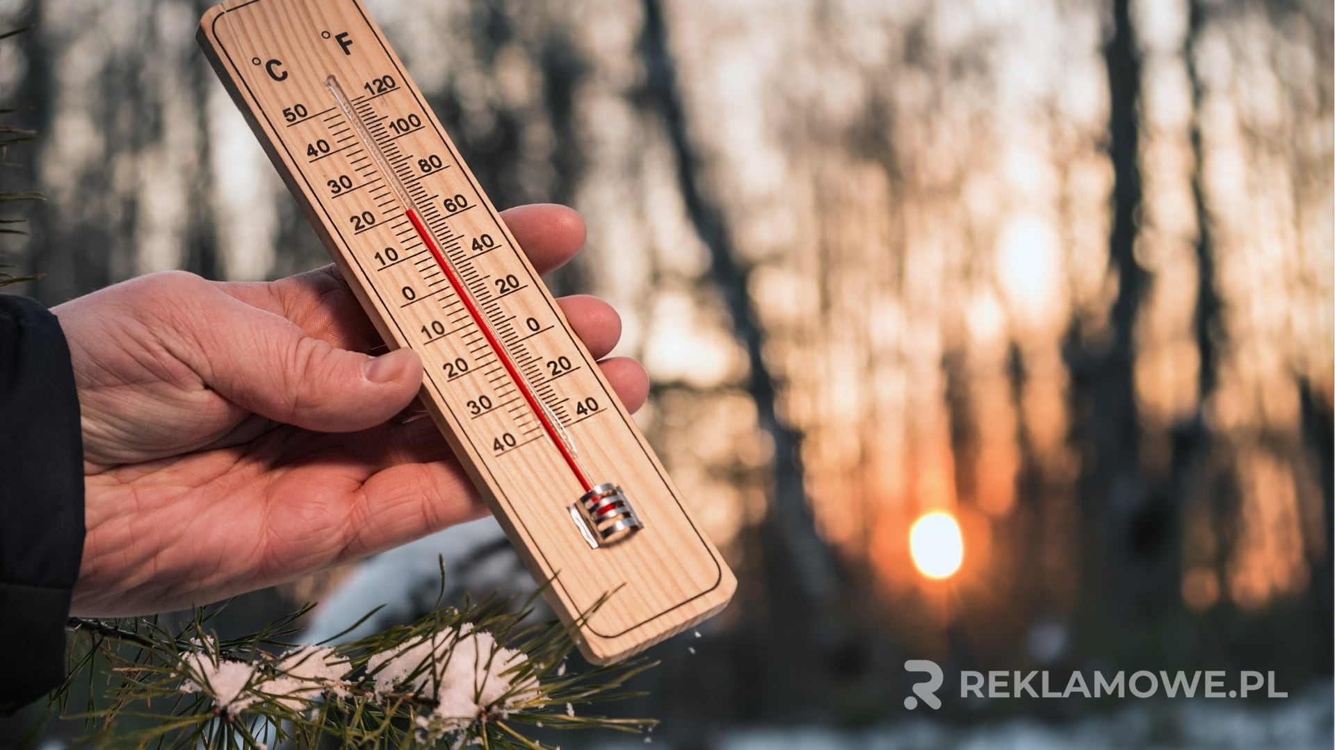 Termometr reklamowy na biurku