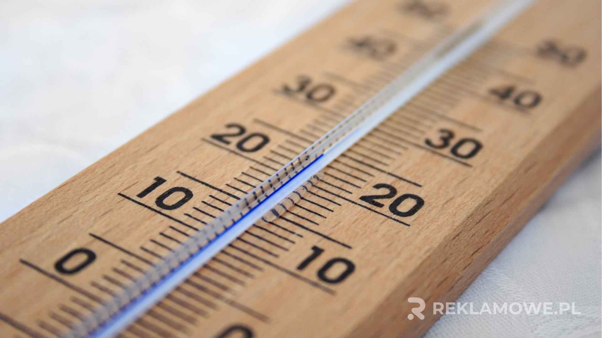 Regulowany termometr reklamowy na tle kampanii promocyjnej