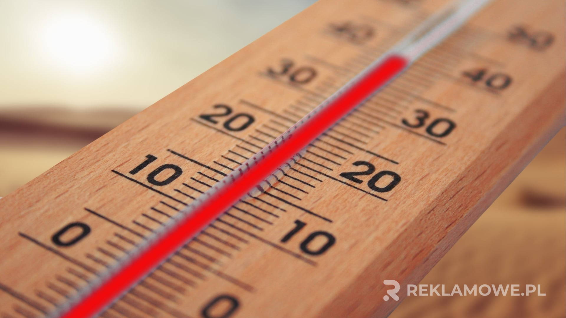 Termometr reklamowy na biurku